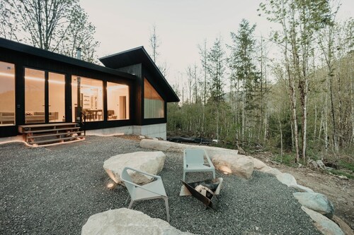 58mf - Wi-fi - Pets Ok - Evc - Amazing Views 2 Bedroom Cabin by RedAwning