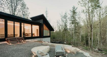 58mf - Wi-fi - Pets Ok - Evc - Amazing Views 2 Bedroom Cabin by RedAwning