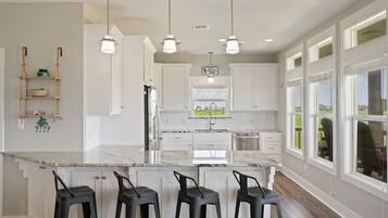 House, 3 Bedrooms | Private kitchen