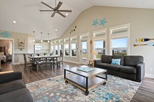 Casa, 3 habitaciones | Zona de estar | Una Smart TV, servicios de streaming
