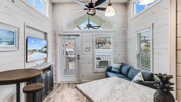 Cottage, 1 Bedroom | Private kitchen | Fridge, oven, coffee/tea maker, toaster