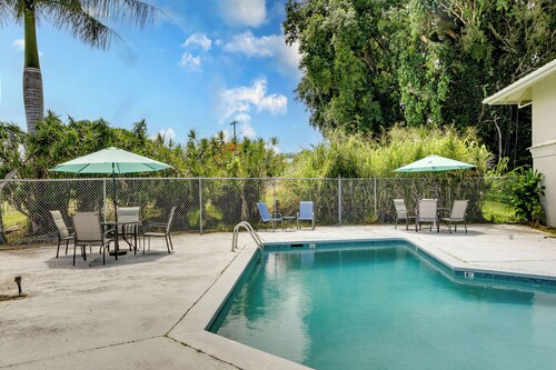 Walk to Downtown Hilo: Condo w/ Pool Access!