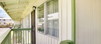 Quaint Hilo Vacation Rental w/ Community Pool!