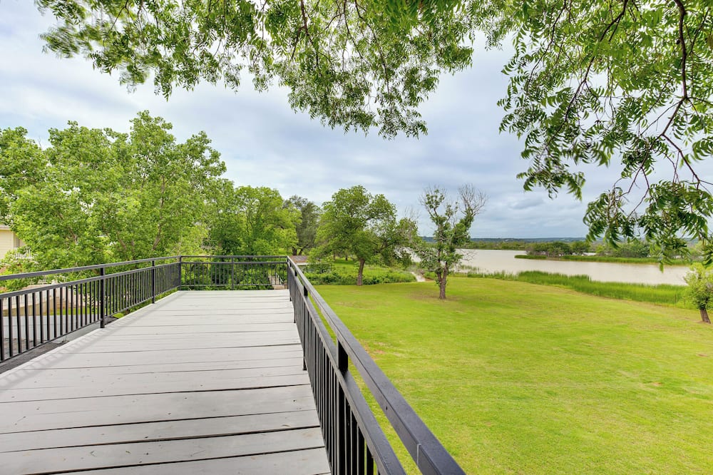 Granbury Home w/ Lake Views ~ 6 Mi to Boat Launch! - Granbury