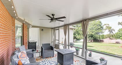 Crestview Family Home: Screened Porch & Games!