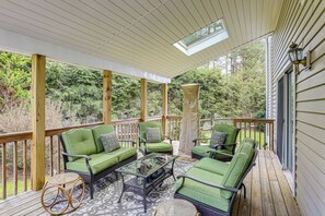 Front of property - Lake & Pool Access: Spacious Home in Newland (Newland)