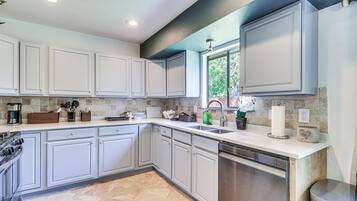 House (4 Bedrooms) | Private kitchen | Microwave, oven, stovetop, dishwasher