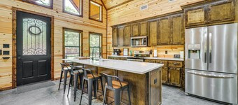 Private Hot Tub: Luxe Cabin in Broken Bow!
