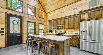 Private Hot Tub: Luxe Cabin in Broken Bow!