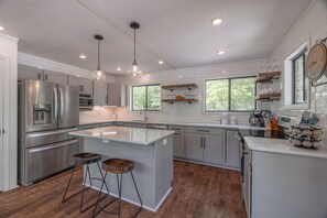 Frigorifero, microonde, forno, piano cottura