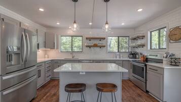 Refrigerador, microondas, horno y parrilla de estufa