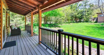 Creekside Cabin Retreat w/ Private Deck in Payson