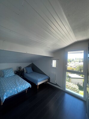 3 habitaciones, escritorio, tabla de planchar con plancha y wifi gratis