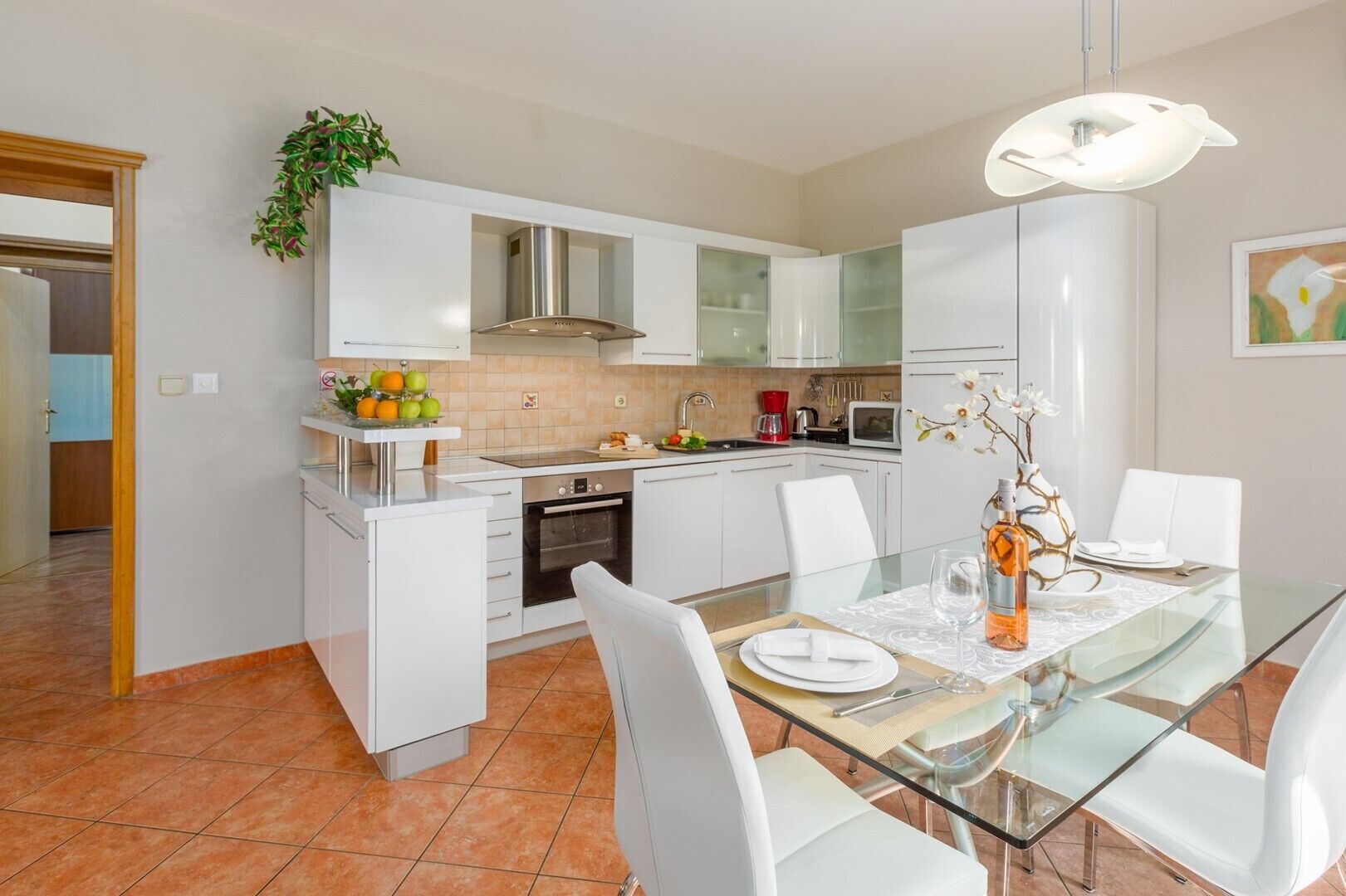 Jääkaappi, uuni, astianpesukone, kahvin-/teenkeitin