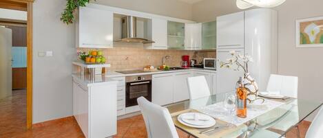 Refrigerador, horno, lavavajillas y cafetera y tetera