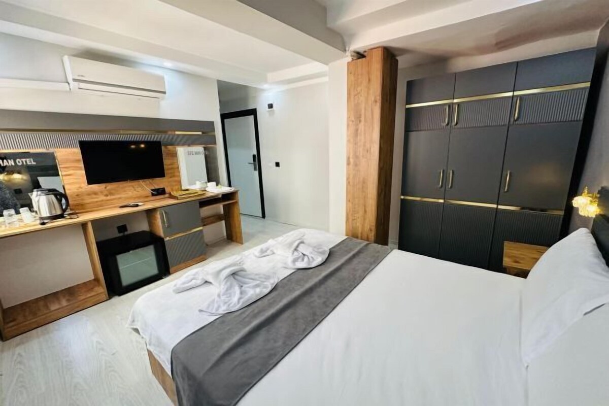 Minibar, espacio para trabajar con laptop, cunas y wifi gratis 