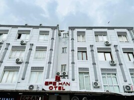 Un edificio con un letrero que dice EFE HAN OTEL.