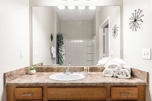 Hair dryer, towels, shampoo - Close to Redstone Arsenal w King Bed, Gym, Pool, Parking (Huntsville)