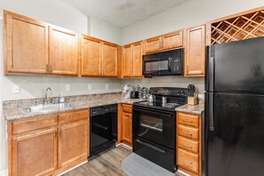 Een koelkast, een microgolfoven, een oven, een kookplaat