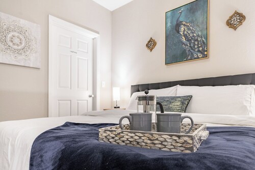 Close to Redstone Arsenal w King Bed, Gym, Pool, Parking