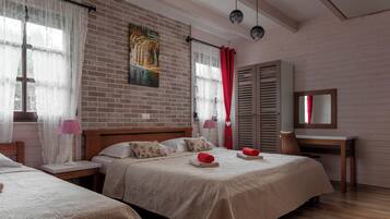 Luksushuoneisto | 1 makuuhuone, ylelliset vuodevaatteet, työpöytä, vauvansängyt