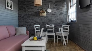 Luxe appartement | Woonruimte | Een 32-inch flatscreentelevisie met satellietzenders en een televisie