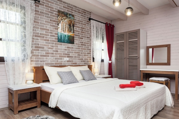 1 soverom, sengetøy av topp kvalitet, skrivebord og barnesenger