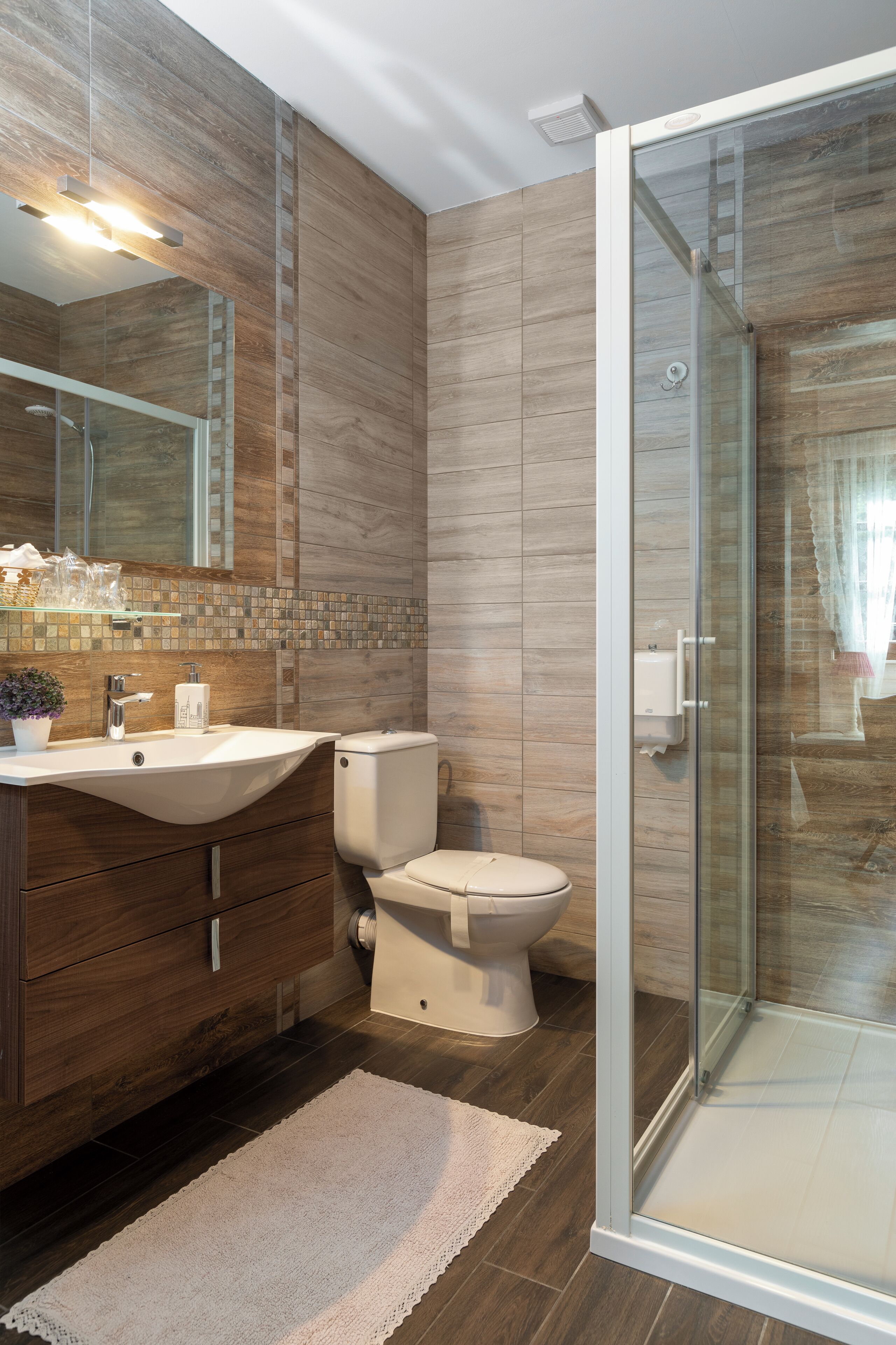 Douche, articles de toilette gratuits, serviettes fournies