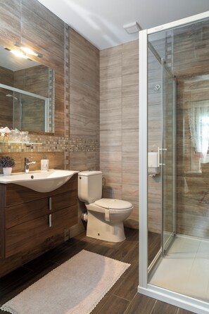 Shower, free toiletries, towels, toilet paper - Apartments Ivanka (Rakovica)