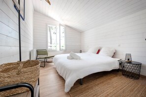 5 bedrooms, iron/ironing board, free WiFi, bed sheets