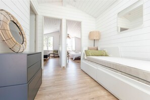 5 bedrooms, iron/ironing board, free WiFi, bed sheets
