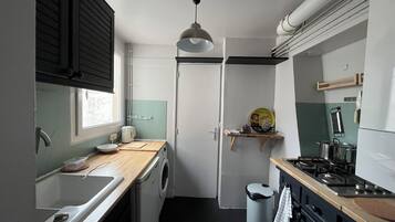 Réfrigérateur, plaque de cuisson, bouilloire électrique