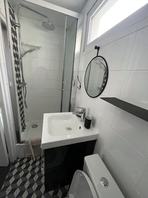 Chuveiro, secador de cabelo, toalhas de banho, sabonete