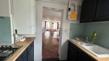 Réfrigérateur, plaque de cuisson, bouilloire électrique