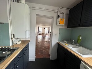 Frigorifero, piano cottura, bollitore elettrico
