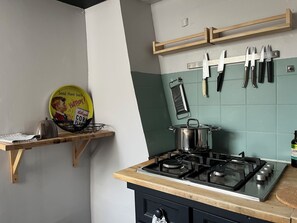 Réfrigérateur, plaque de cuisson, bouilloire électrique