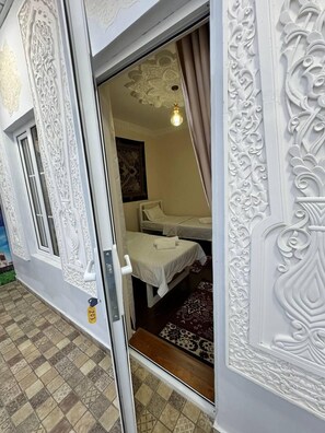 Habitación básica | 1 dormitorio y espacio para trabajar con un portátil