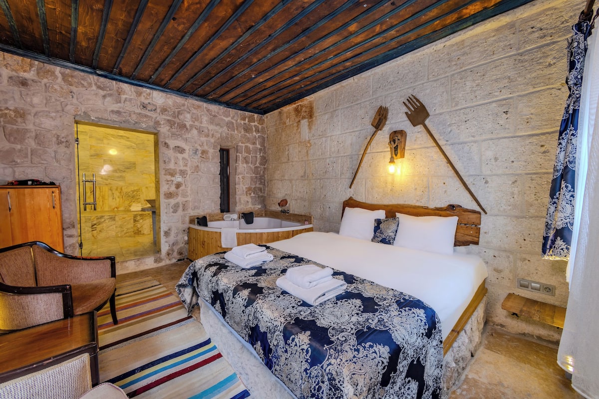 Queen room with jacuzzi and hamam | Blackout drapes, soundproofing, iron/ironing board, free WiFi