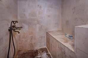 Perhehuone | Kylpyhuone | Ilmaiset hygieniatuotteet, hiustenkuivaaja, tohvelit