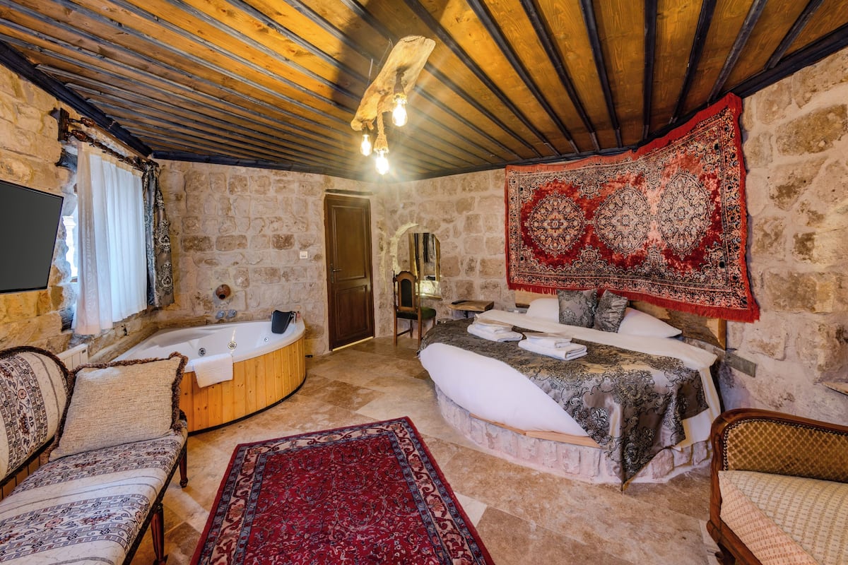 Deluxe Room with Jacuzzi | Blackout drapes, soundproofing, iron/ironing board, free WiFi