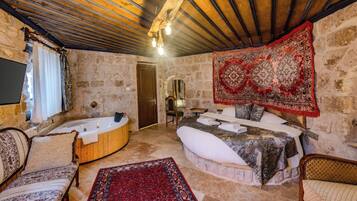 Junior Room | Blackout curtains, soundproofing, iron/ironing board, free WiFi