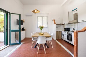 Fridge, microwave, oven, stovetop - Casa Jo - Castellammare del Golfo a 3 Km Dalla Spiaggia con Piscina (Sicilia)