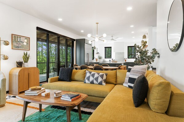 TV connectée, cheminée, table de tennis de table, livres