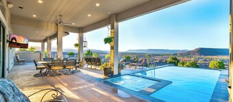 Luxurious Home w Panoramic Views + Infinity Pool!