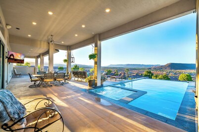 Luxurious Home w Panoramic Views + Infinity Pool!