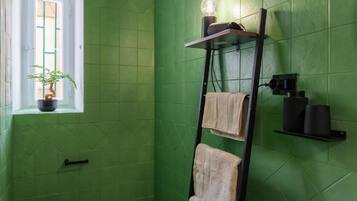 Douche, sĂšche-cheveux, bidet, serviettes fournies