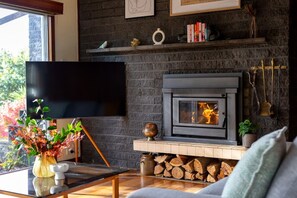 Televisión, chimenea y oficina 