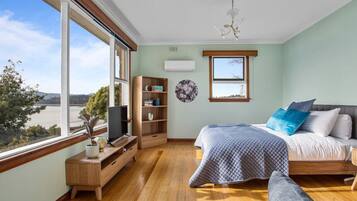 2 bedrooms, desk, WiFi, bed sheets