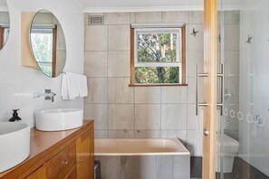 Hair dryer - Stella Rose Cottage Enchanting Riverfront Retreat (Rosevears)