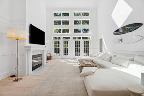 スマートテレビ、暖炉、ステレオ、プリンター